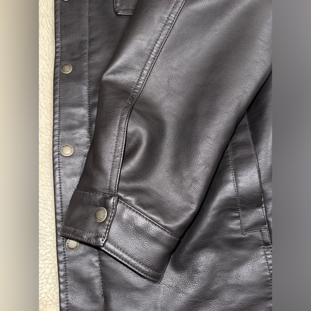 Levi’s Heavy Weight Sherpa Lined Faux Leather Collar Jacket - Picture 4 of 7